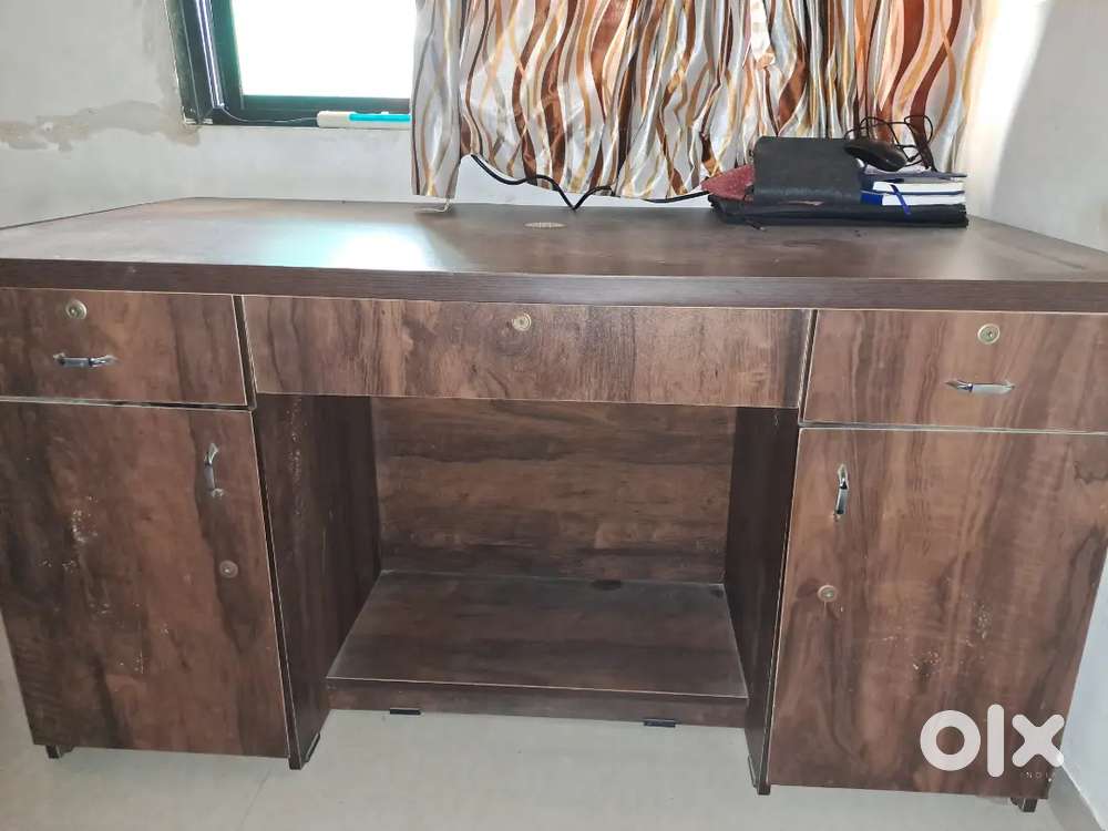 Computer table