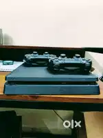 Sony PS4 1TB + 2 controllers + 4 Games