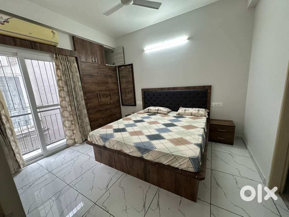 Fully furnished flat good location near park school hospital