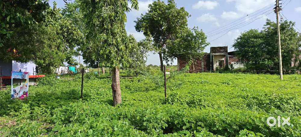 Radha City च्या बाजूला