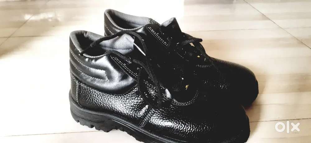 Brandad Black Shooes 8 nuber men leg