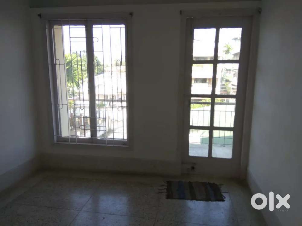 For P.G or Residential Purpose Big 3-BHK Flat on Rent @ Survey Main Rd