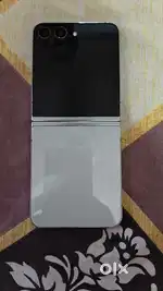 Z Flip 5 (Flawless condition only screen is damaged)