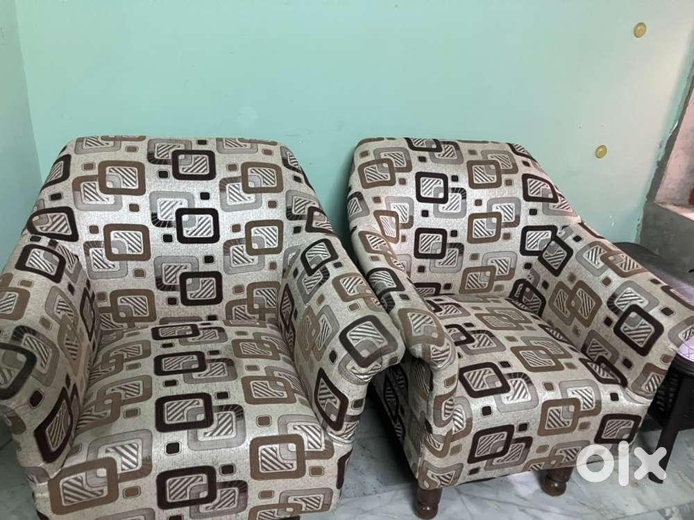 V good Tahli wood sofa