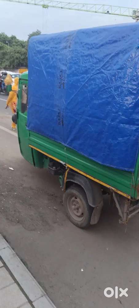 3 wheeler bajaj maxima loading