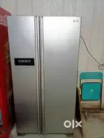 LG SIDE BY SIDE DOOR REFRIGERATOR.