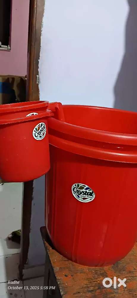 20 लिटर ची sadvik कंपनी च्या दोन बादल्या आणि मग विकणे आहे