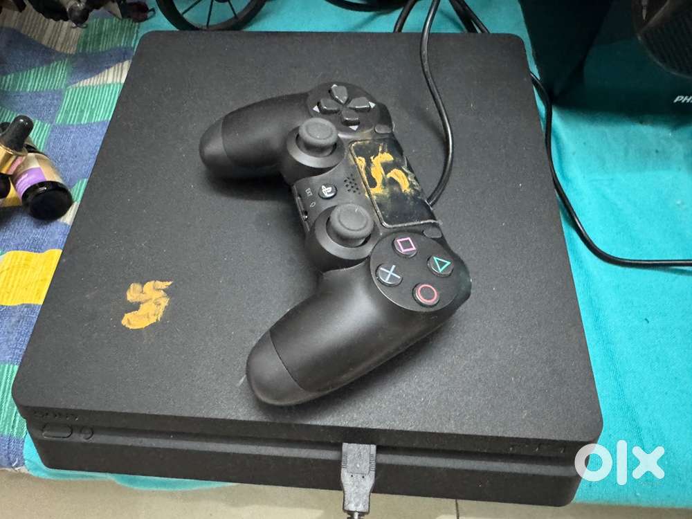 Ps4 500 GB almost new with 2 games