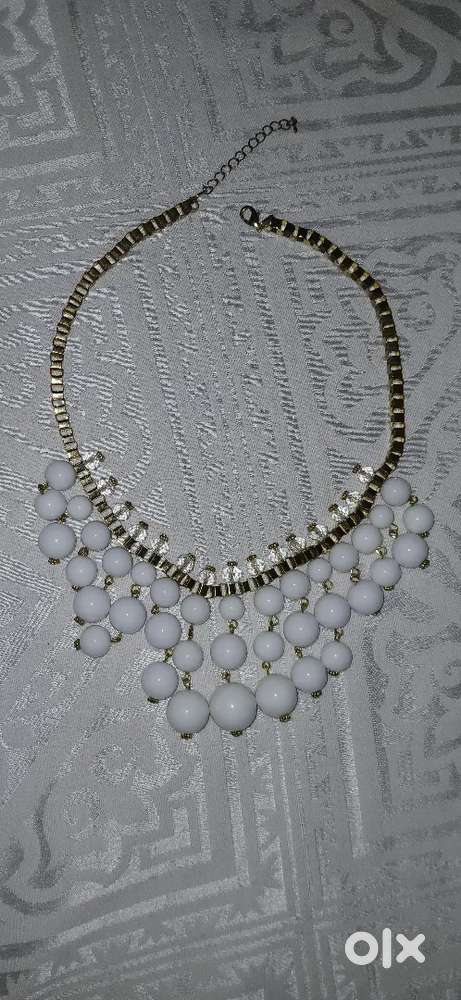 Chunky pearl party necklace