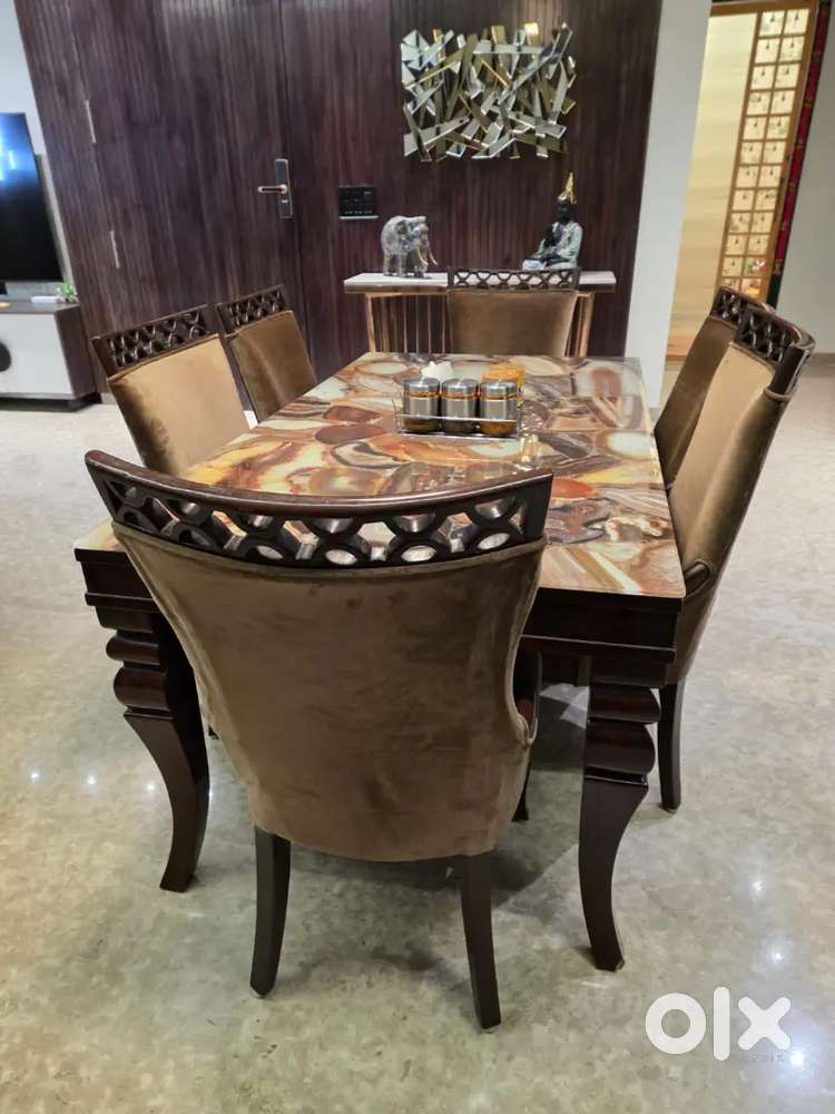 Dining table good condition