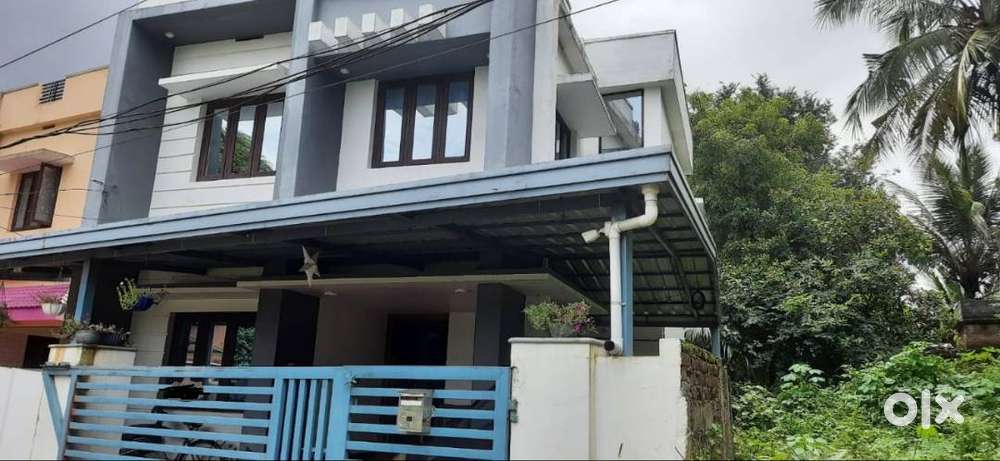4 BHK well maintained House with 4 cent for Sale near Pirayiri