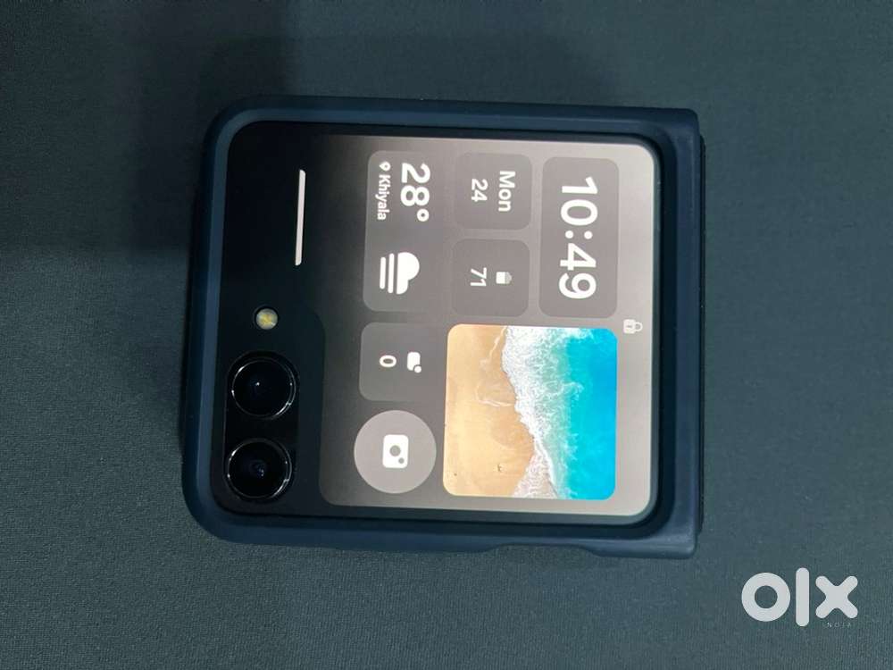 Z Flip 5 256gb in excellent condition