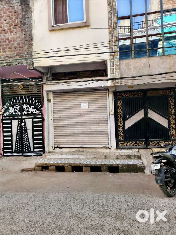 2 Dukan kirae par dena hai main market mai hai Ashoka garden