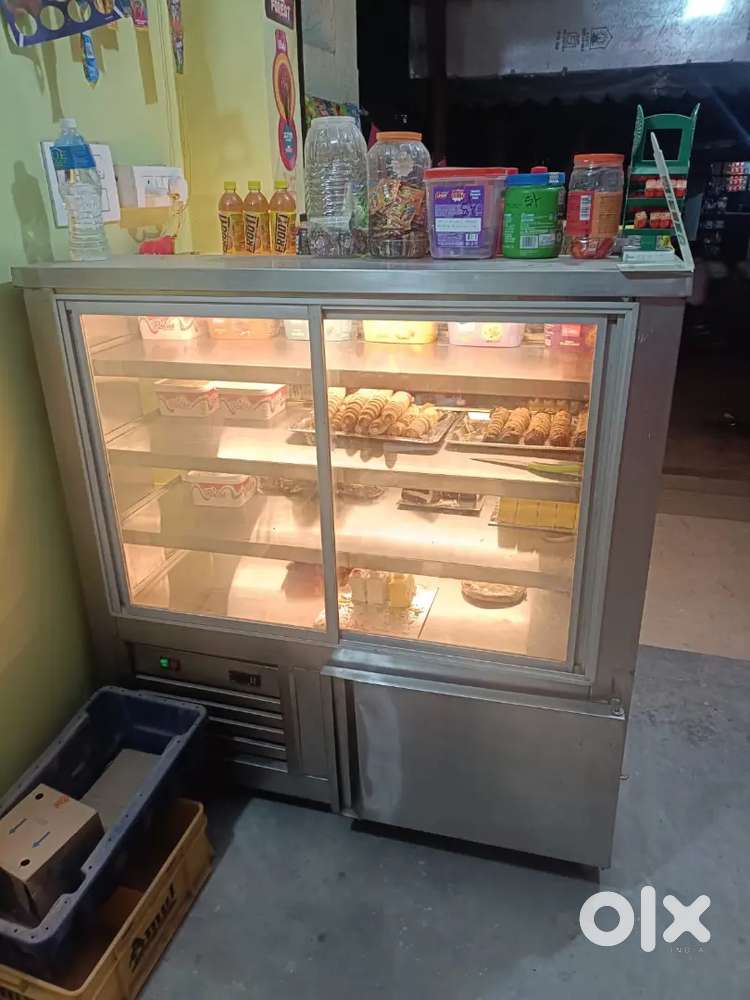Refrigerator for bakery items