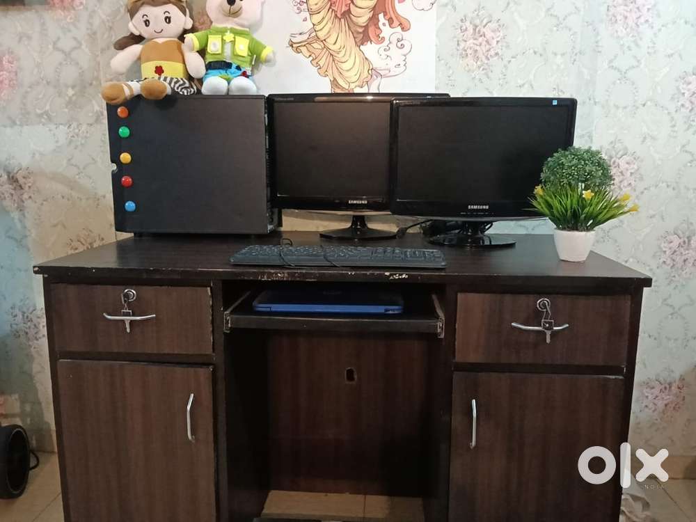 Computer table