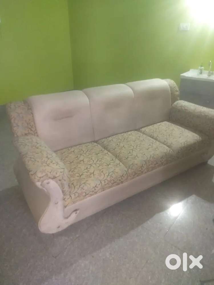 Cream colour sofa 5 seater good condition