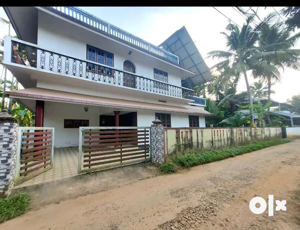 Ready to move 4 bed rooms house in aluva u.c collage near kottapuram