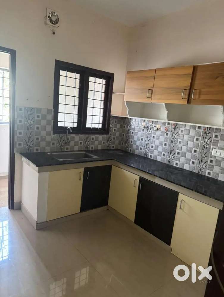 Palarivattam Emc near 2bhk.F. bachilers allowed