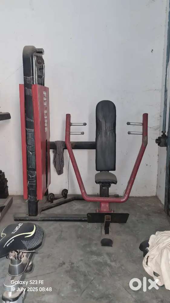 Chest press machin