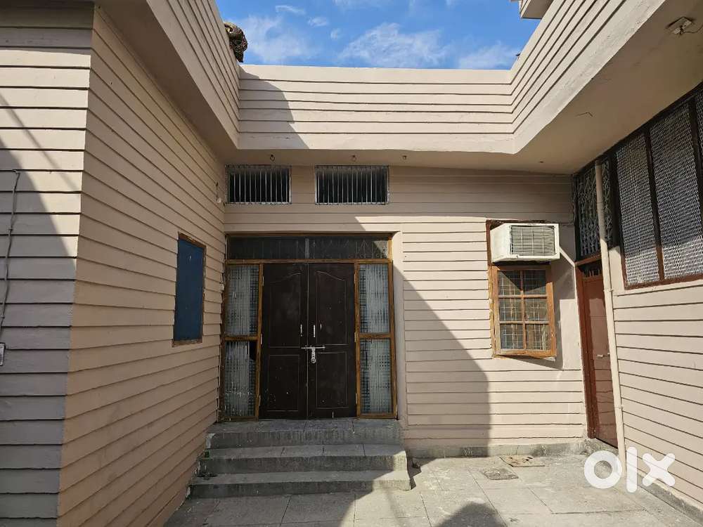 House with 4 rooms available for rent.