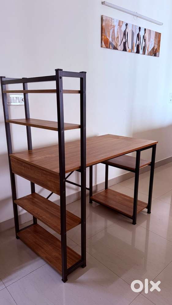 Computer Desk with Storage Shelves – Like New