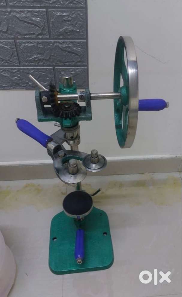 Bottle sealing machine