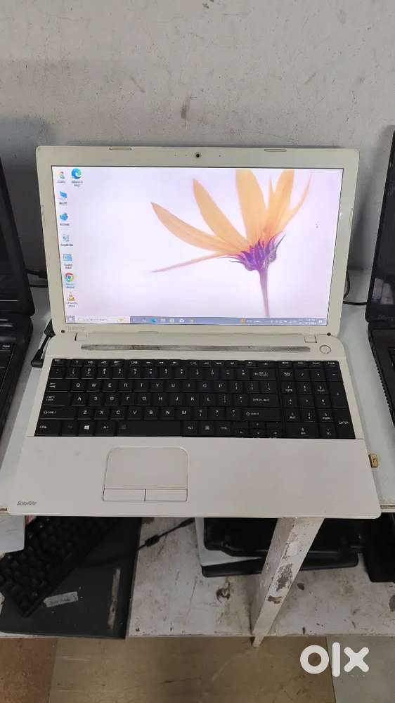 Toshiba i5 8gb ram 500gb hdd 16inch led screen windows 10 charger