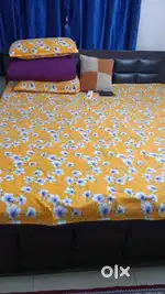 King size Bed 6/6 ft with comfortable mattress