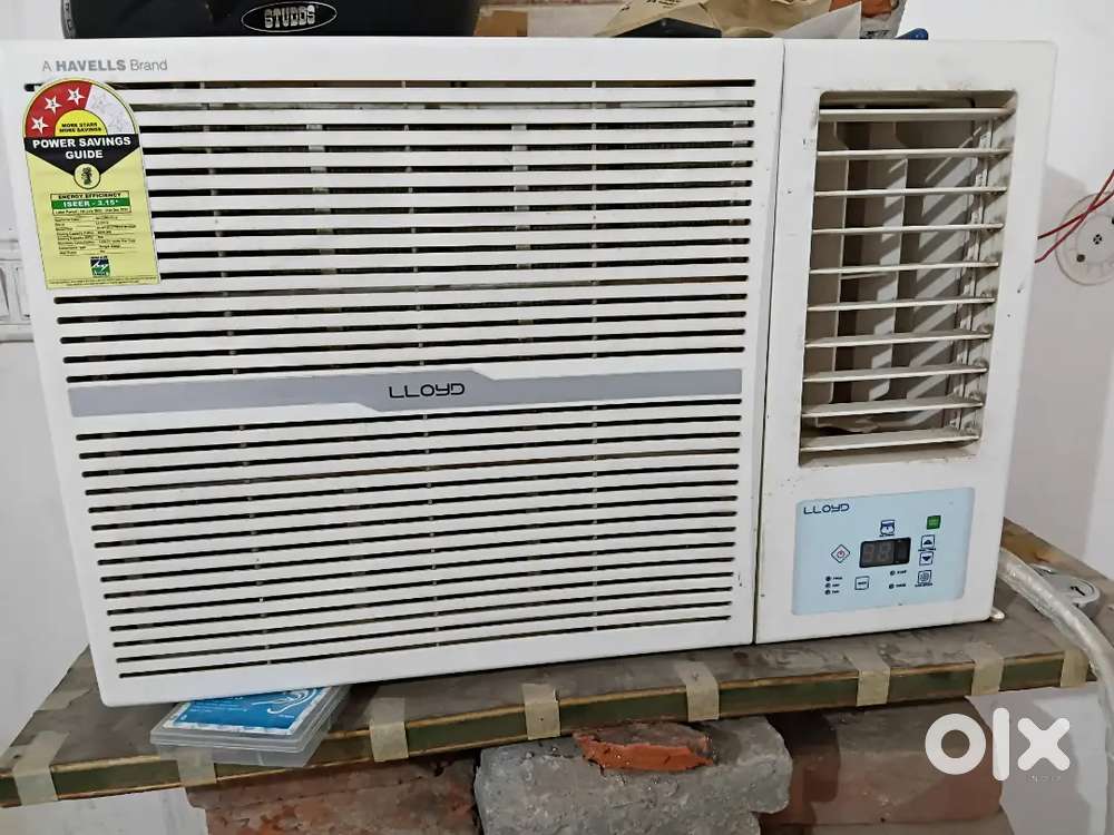 4 Months OLd  LLOYD Window AC