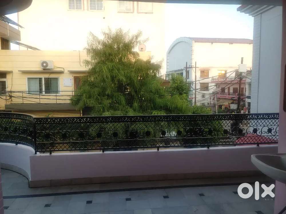 Corner House Independent floor in Prime location near DaliganjCrossing