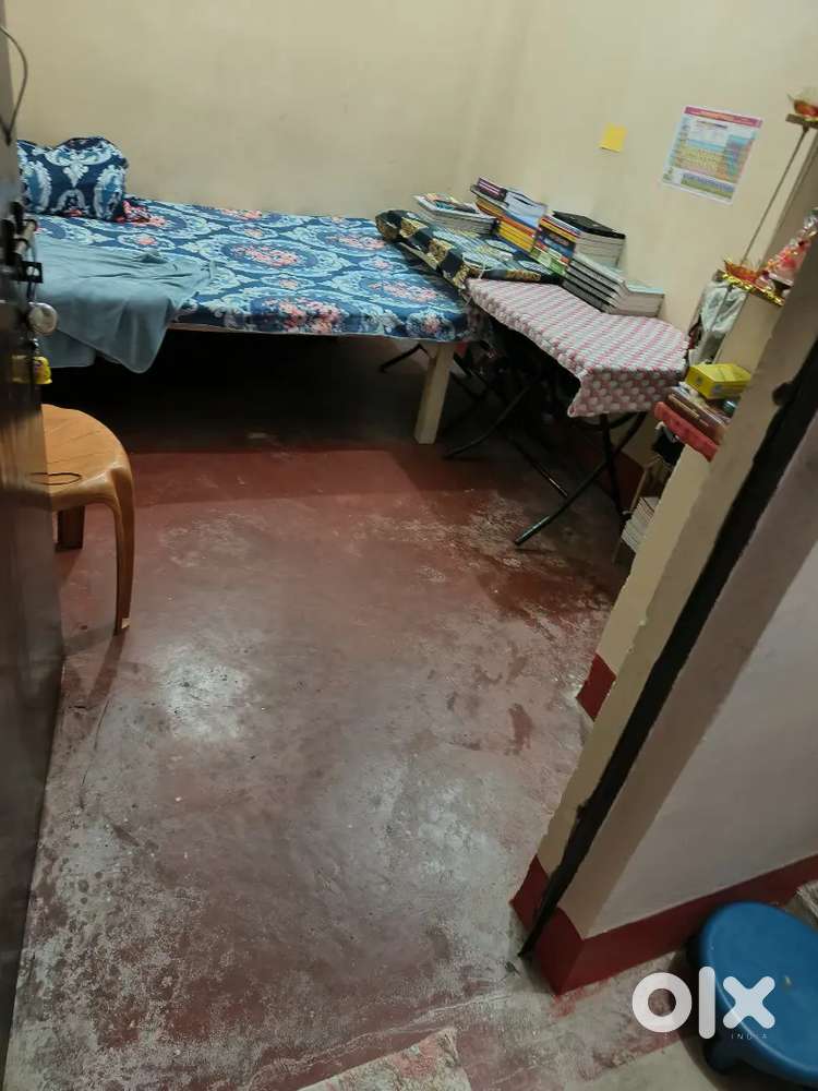 2bhk flat h jisme ek room Khali h(only for single girl)