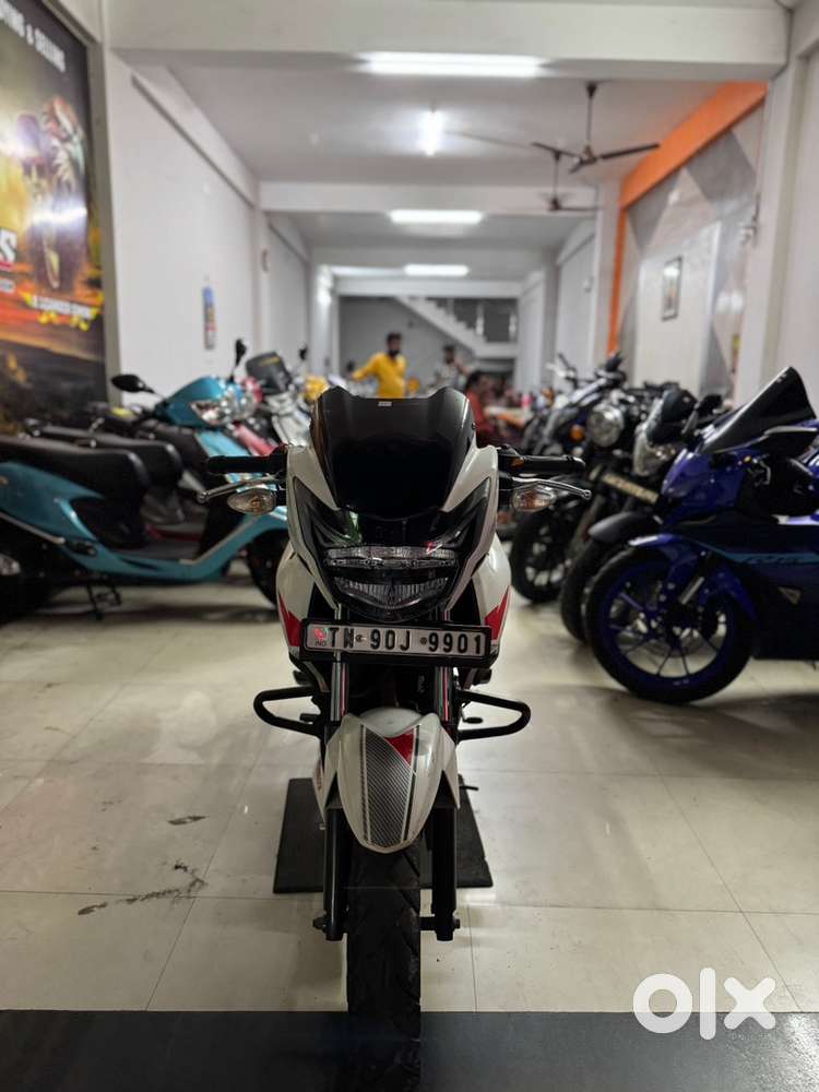 TVS APACHE 160 2v Mettalic White 2023