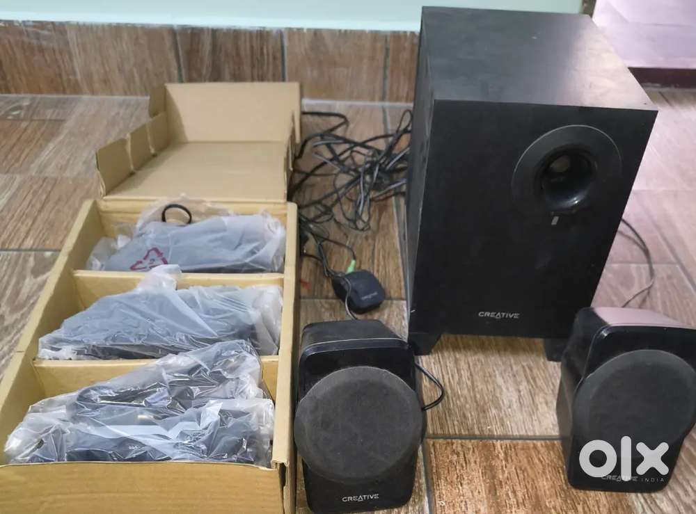 Creative subwoofer with 5 speakers