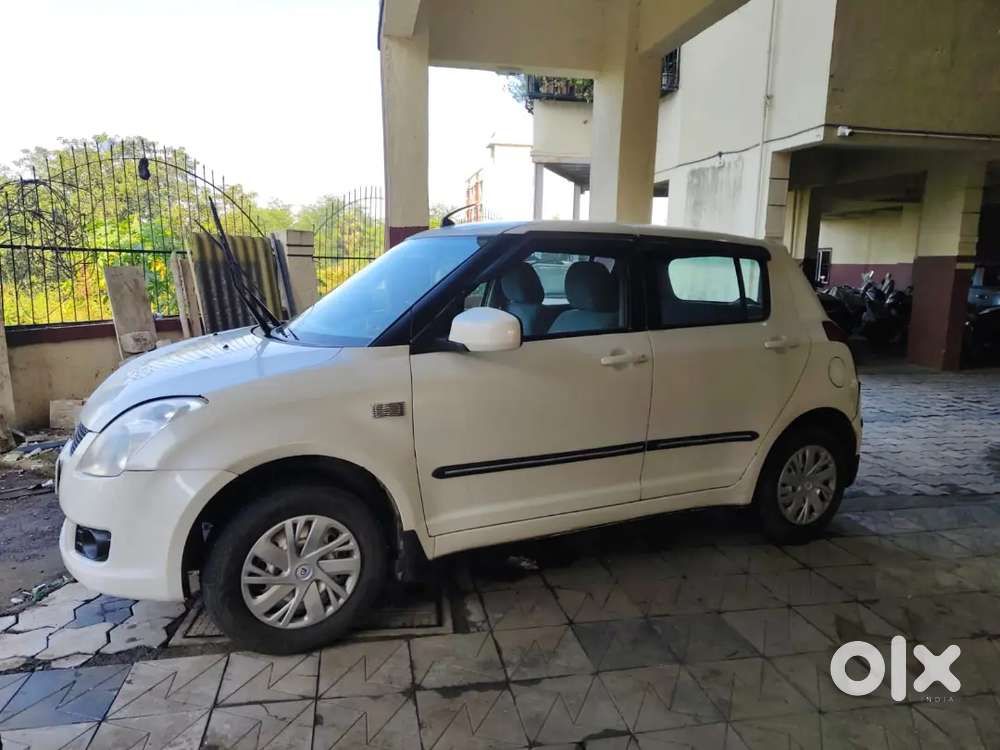 CNG/Petrol 2011 ending car with excellent condition