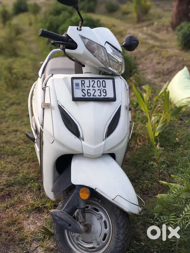 Activa bech rahe hain chalne mein bahut acchi hai