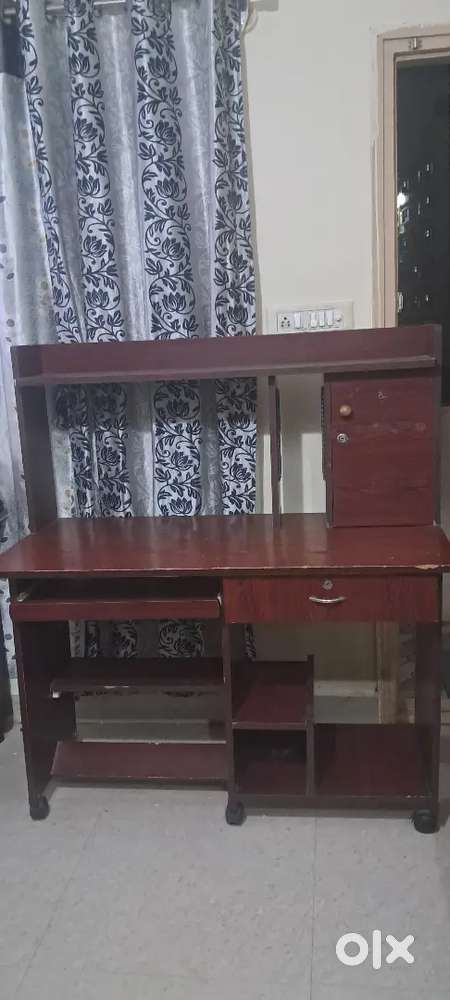 Computer table