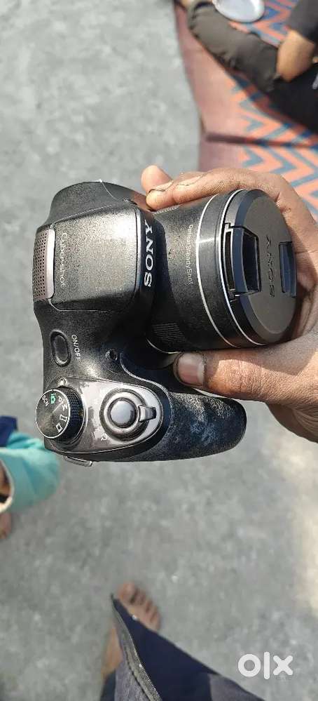 Sony H300 30x zoom bast camera with 2 charger 3 sat battery