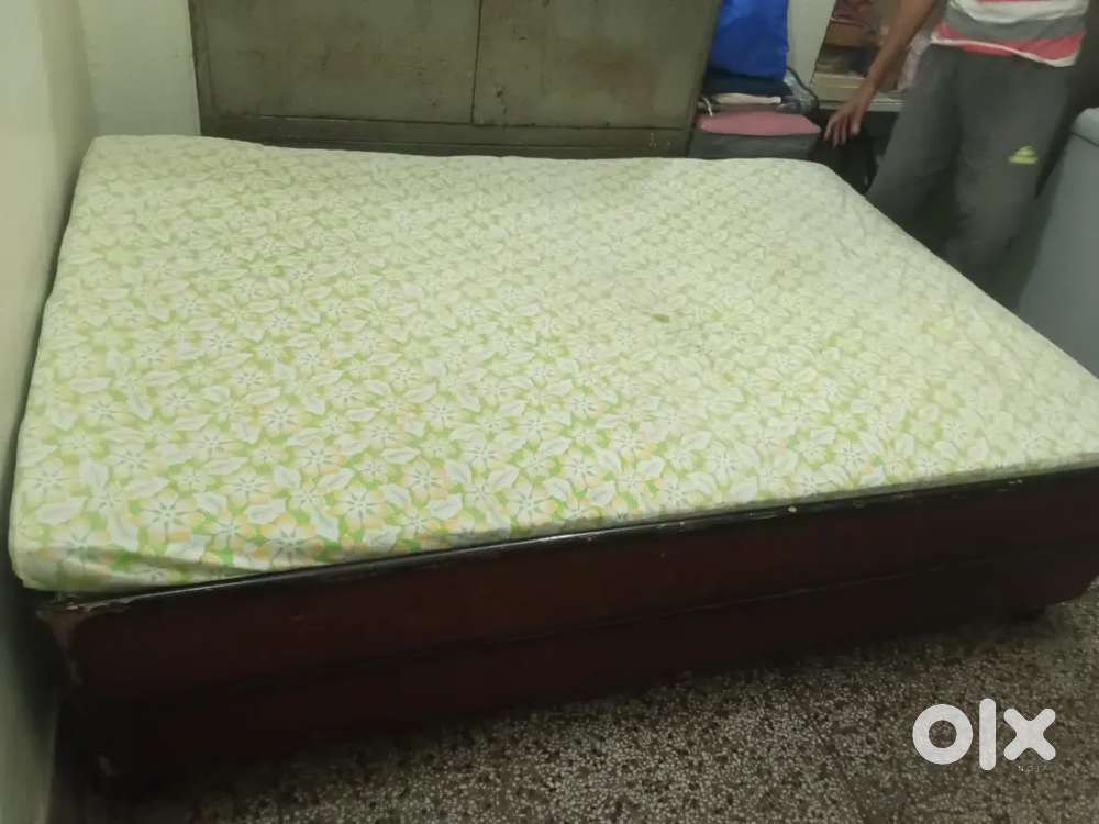 Bed 4'6 . 5,000 /-