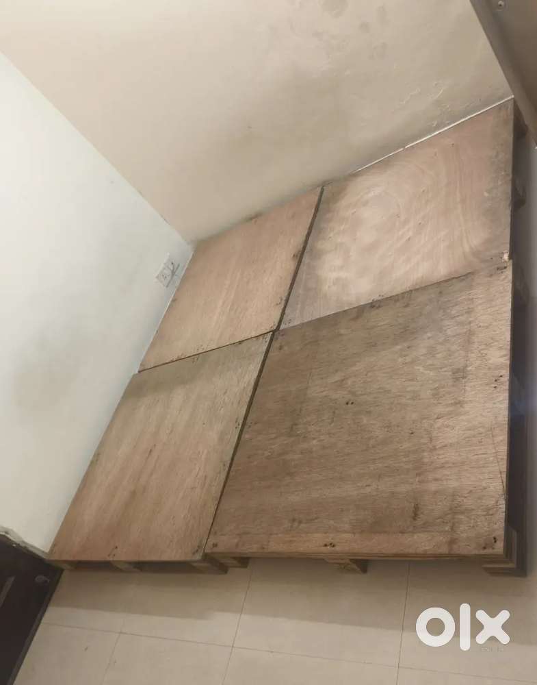 Wooden Pallets for Sale (3.5ft x 3.4ft), Heavy Duty – 4 pcs