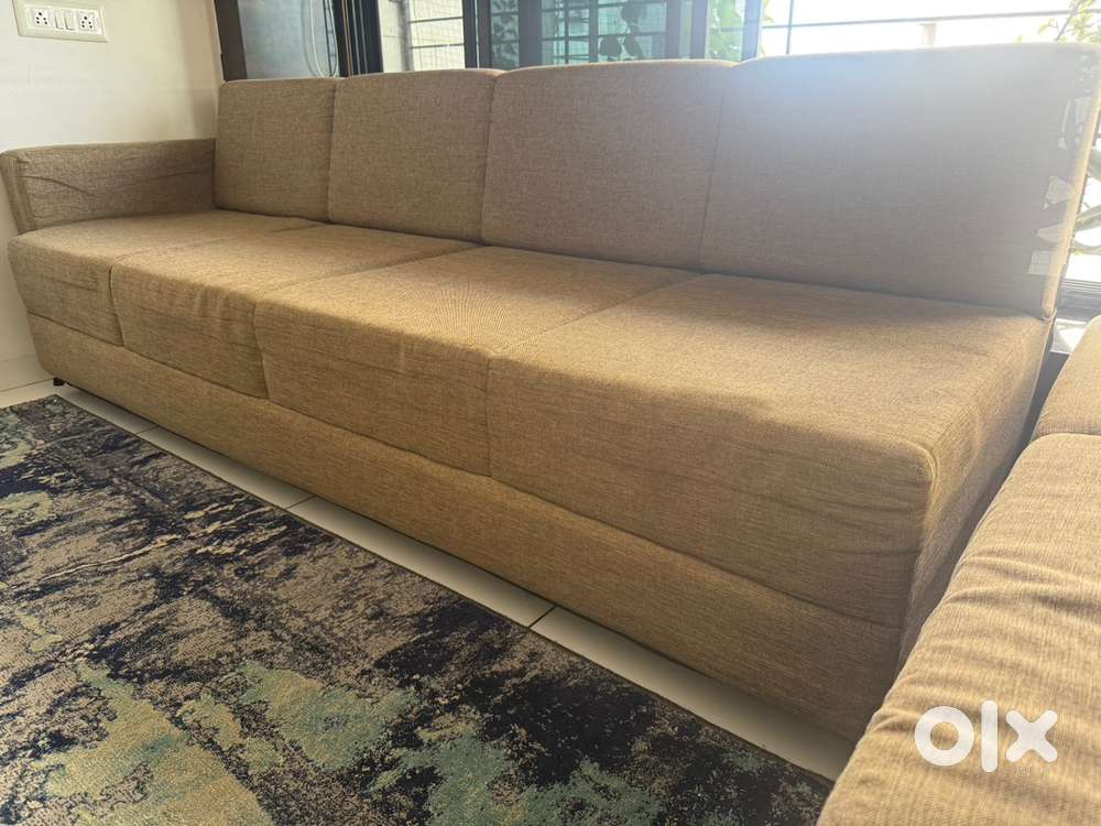 8-Seater Sofa in Excellent Condition with 7K Sofa Premium Cover