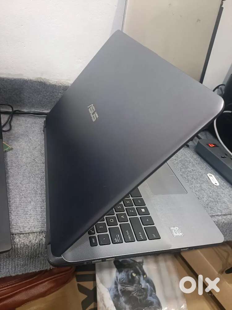 Asus* Intel Core i3 7 th Gen. 8 GB Ram 256 GB SSD 15.6 Display