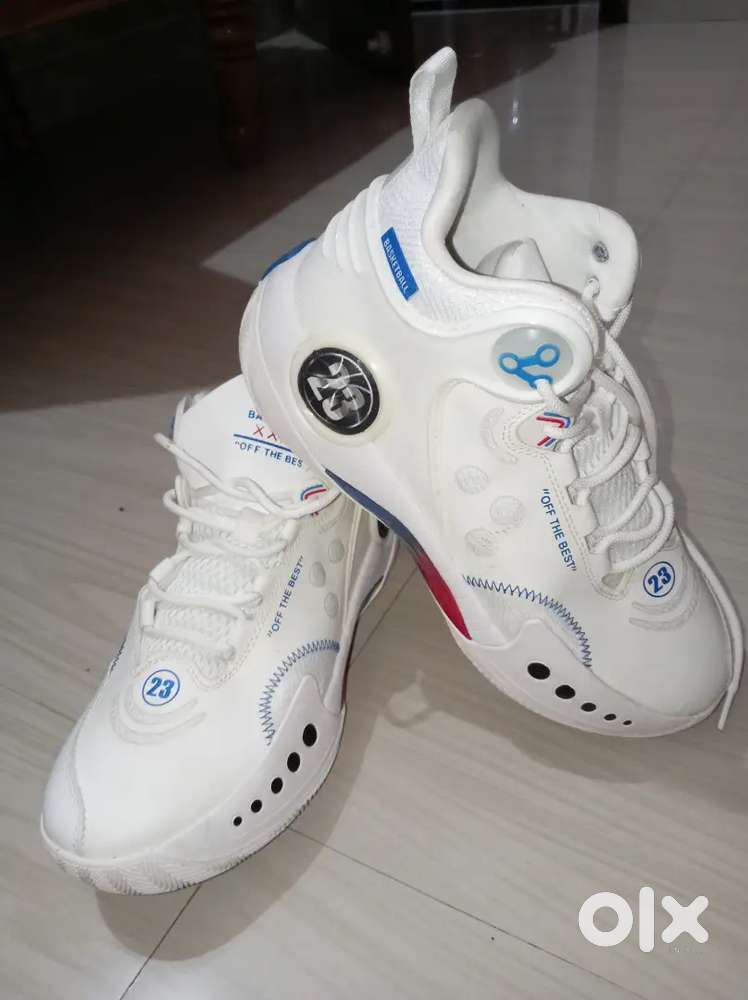Basketball shoe