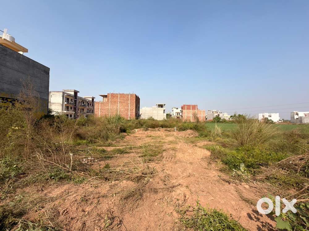 PLOT FOR SALE 105 GAJ IN SECTOR 124