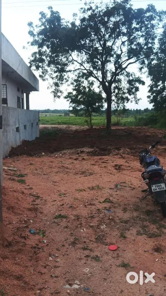 200 square yards main road commercial plot East facing