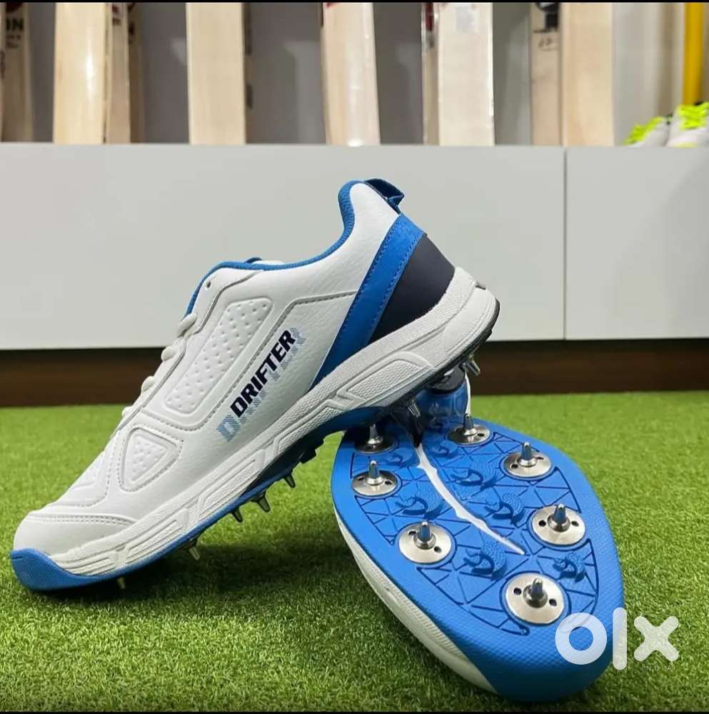 Dsc Drifter cricket spike shoes & studs size uk 9 new condition.