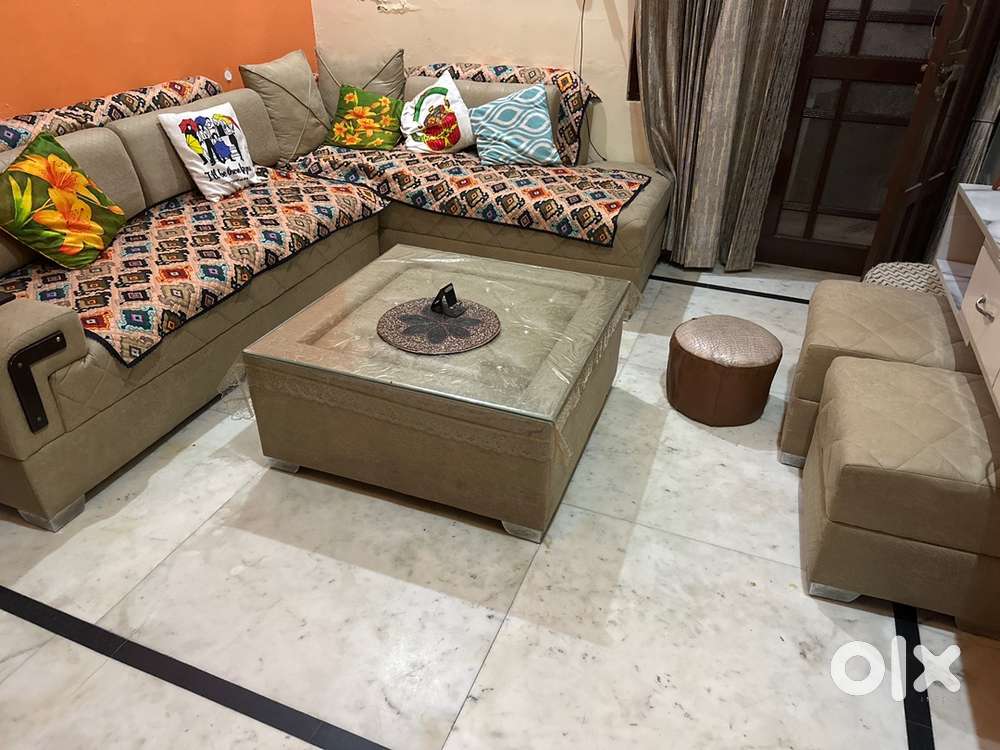 New heavy L sofa with 2 puffies and table