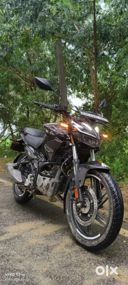 Mere pass do gari hai eshi liye bech rahe hai