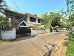 7 CENT LAND 2000 SQFT OLD HOUSE IN KAKKANAD NEAR PADAMUGAL