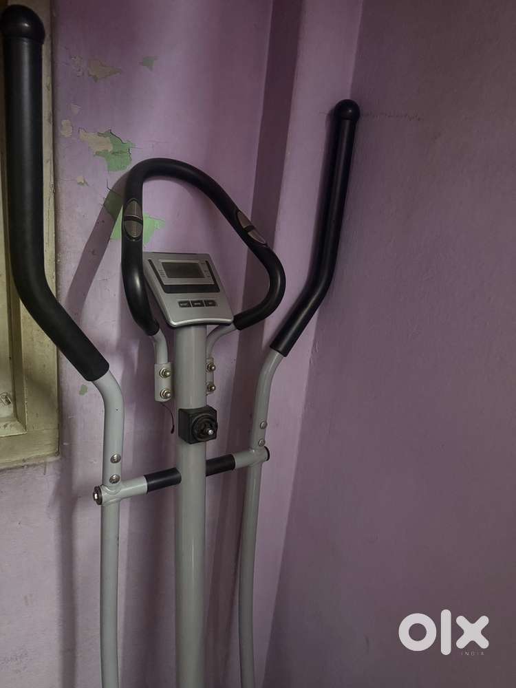 Elliptical cross trainer