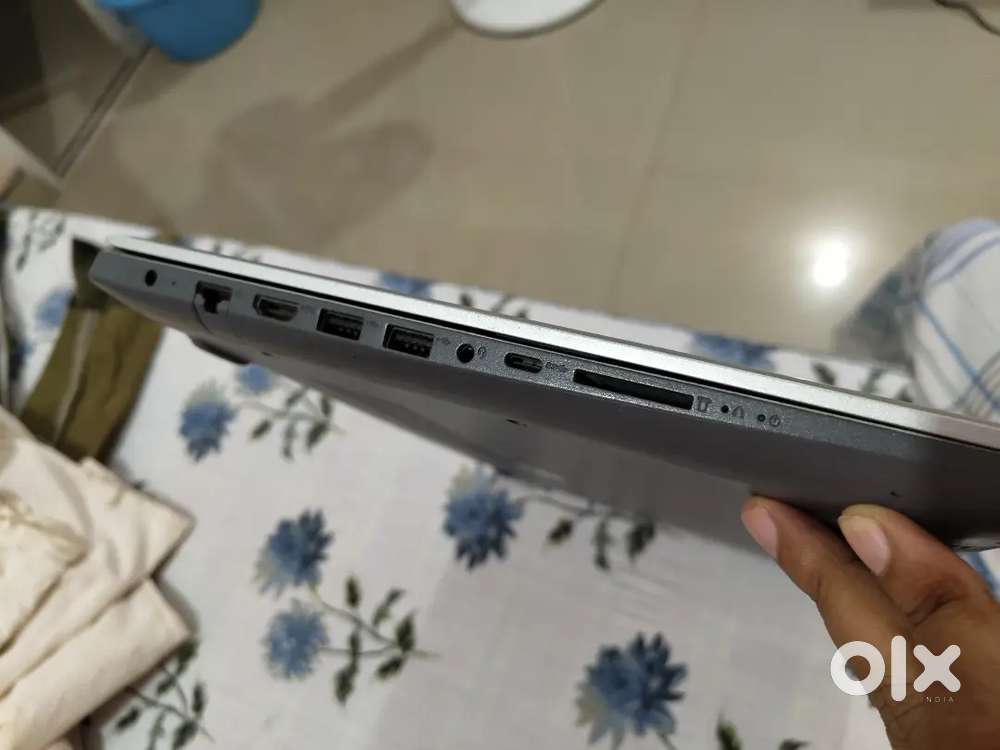 Lenovo laptop 8th Generation i5 processor 225 SSD 1TB Harddisk